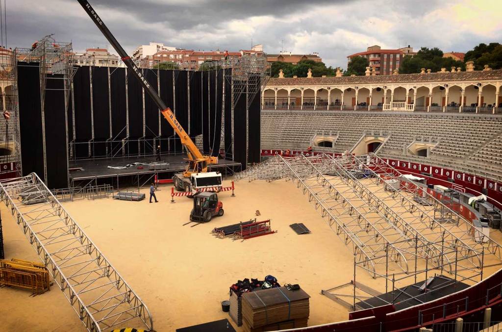 montaje con grua de escenario en plaza de toros