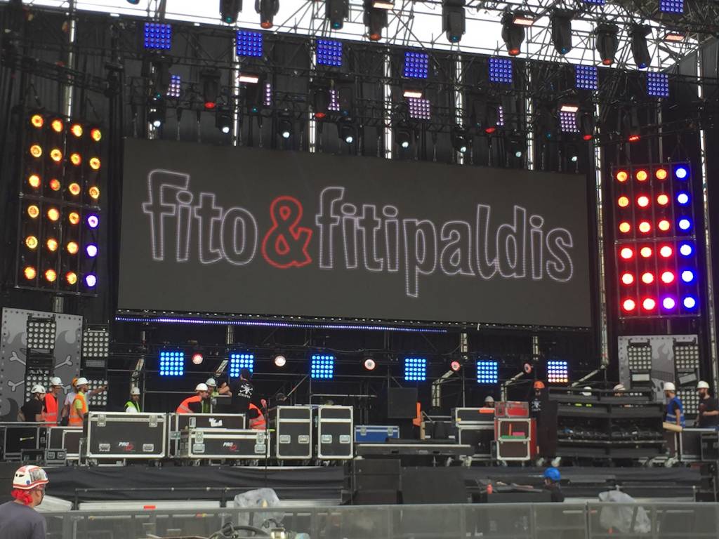 escenario para gran concierto montado con pantallas para Fito y Fitipaldis