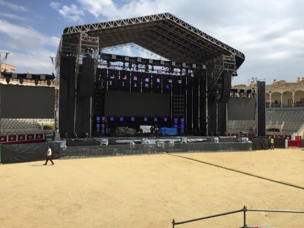 escenario para gran concierto montado con pantallas, iluminación y equipos de sonido