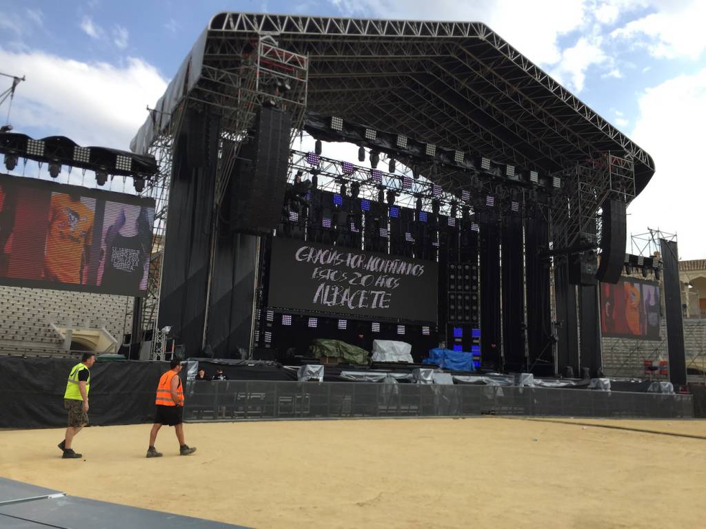 escenario para gran concierto montado con pantallas, iluminación y equipos de sonido en Albacete