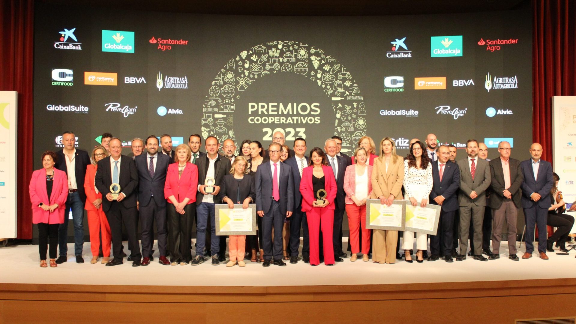 foto-de-familia-premiados-y-autoridades